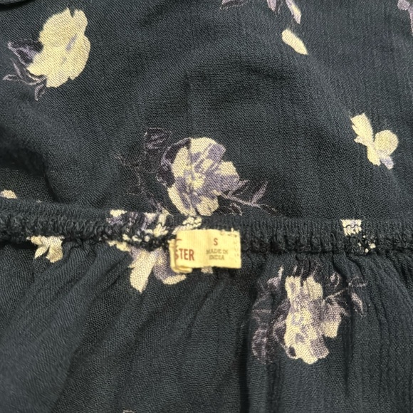 HOLLISTER off the shoulder floral top - Picture 3 of 3